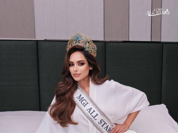 La modelo y reina de belleza antioqueña Vanessa Pulgarín sigue sumando reconocimientos en su trayectoria internacional y dejando en alto el nombre de Colombia. La paisa logró alzarse con la corona en la primera edición del importante certamen de belleza que reunió a destacadas reinas de diferentes países en Bangkok, Tailandia, el <i>Miss Grand International All Stars 2026</i>. Su desempeño, carisma y seguridad sobre el escenario le permitieron destacarse entre las participantes de distintos países y llevar el nombre del país a lo más alto.