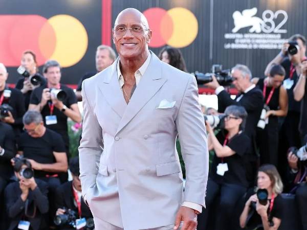 Dwayne Johnson sorprendió al público y a la prensa internacional con una imagen radicalmente distinta durante su aparición en el <b>Festival de Cine de Venecia</b>. El actor, conocido mundialmente por su imponente físico y sus papeles de acción, lució una figura notablemente más delgada, resultado de una <b>transformación física</b> para interpretar al luchador de artes marciales mixtas <b>Mark Kerr</b> en la película <b>The Smashing Machine</b>, dirigida por <b>Benny Safdie</b>.