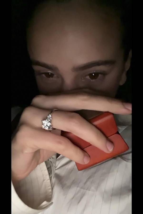 Imagen de la cuenta de Tik Tok de Rosalía. La cantante Rosalía recibe un anillo de compromiso de su novio, Rauw Alejandro, al final del vídeo de la canción Beso, que ambos han compuesto.