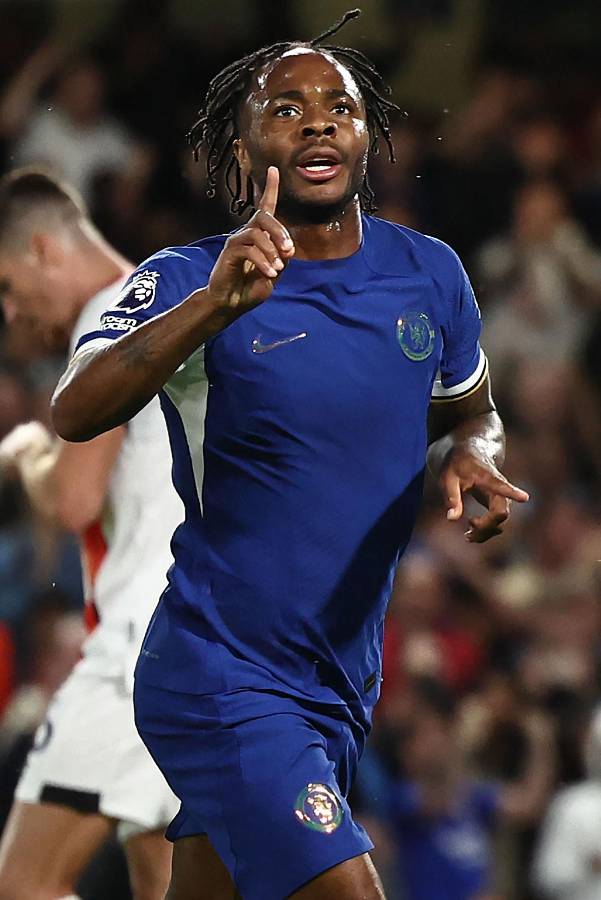 La celebración de Raheem Sterling tras su primer gol del partido.