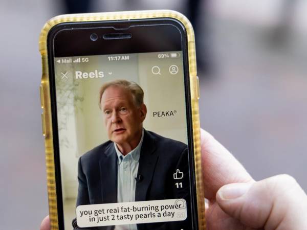 Robert H. Lustig muestra un video falso con su imagen.