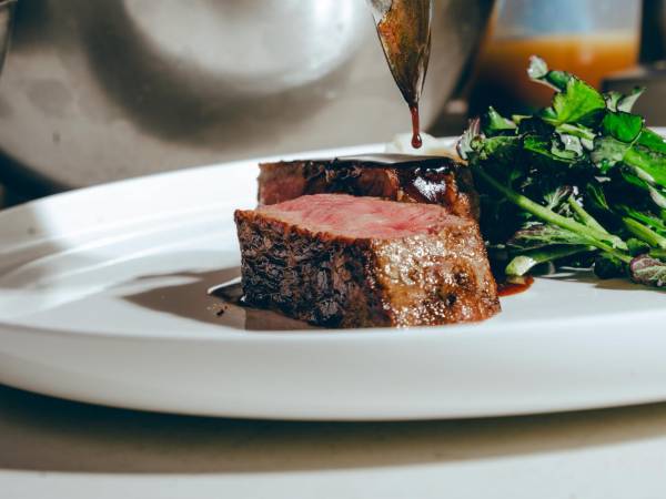 Una comida servida en la Sala Delta One del Aeropuerto Internacional Kennedy, en Nueva York. (Amir Hamja para The New York Times)