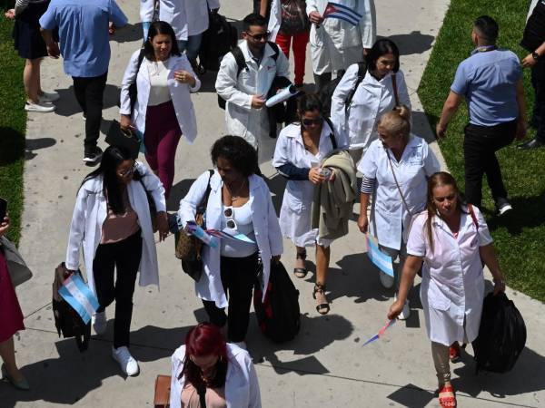 Médicos cubanos en una misión en Honduras. Varios dicen ser explotados.