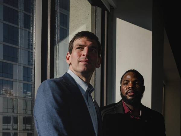 David Fajgenbaum (izq.) ayudó a encontrar un tratamiento que salvó la vida de Joseph Coates (der.) con un modelo de IA.