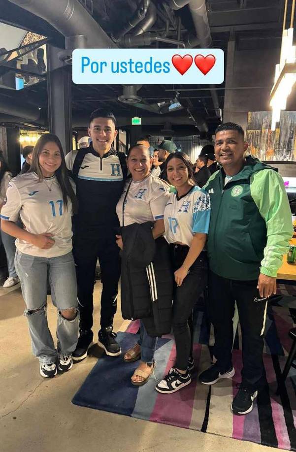 Luis Palma festejó con su familia después del partido ante México. El ‘Bicho‘ le dedicó el triunfo a sus familiares.