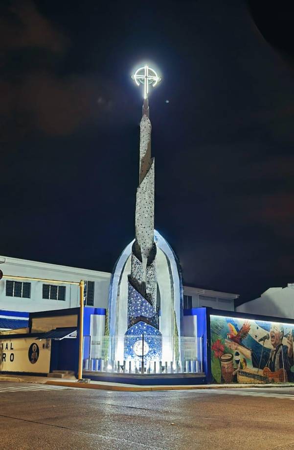 Esteticamente el obelisco cuenta con iluminación nocturna que será un atractivo visible, tanto en la cercanía como visto desde varios kilómetros.