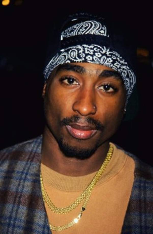 Tupac Shakur- 13 de septiembre de 1996. En la noche del 7 de septiembre de 1996, sufrió tres heridas de bala en un tiroteo desde un coche en el área metropolitana de Las Vegas, Nevada. Murió seis días después de insuficiencia respiratoria y paro cardíaco en el Centro Médico Universitario de Las Vegas. Hasta la fecha no se sabe quién fue el asesino.<br/>