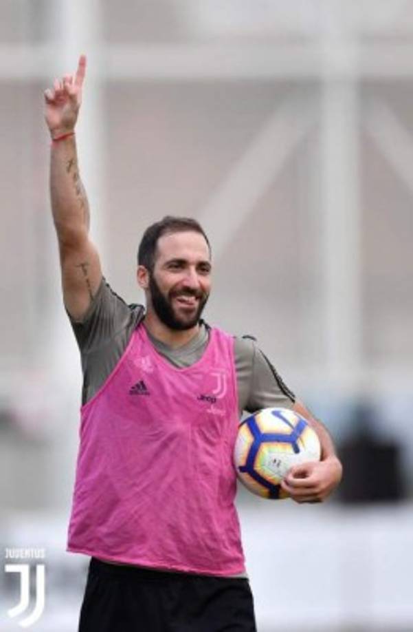 Según Sportmediaset, la Roma sigue empeñada en hacerse con Higuaín la próxima temporada. La Juventus no pondría demasiados impedimentos a la salida del argentino, pero el problema radica en el elevado salario que recibe el delantero.