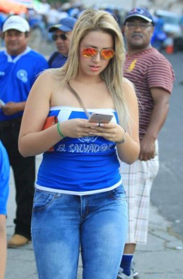 Despistada se mostró a una aficionada salvadoreña, ahora es famosa por ser bella.