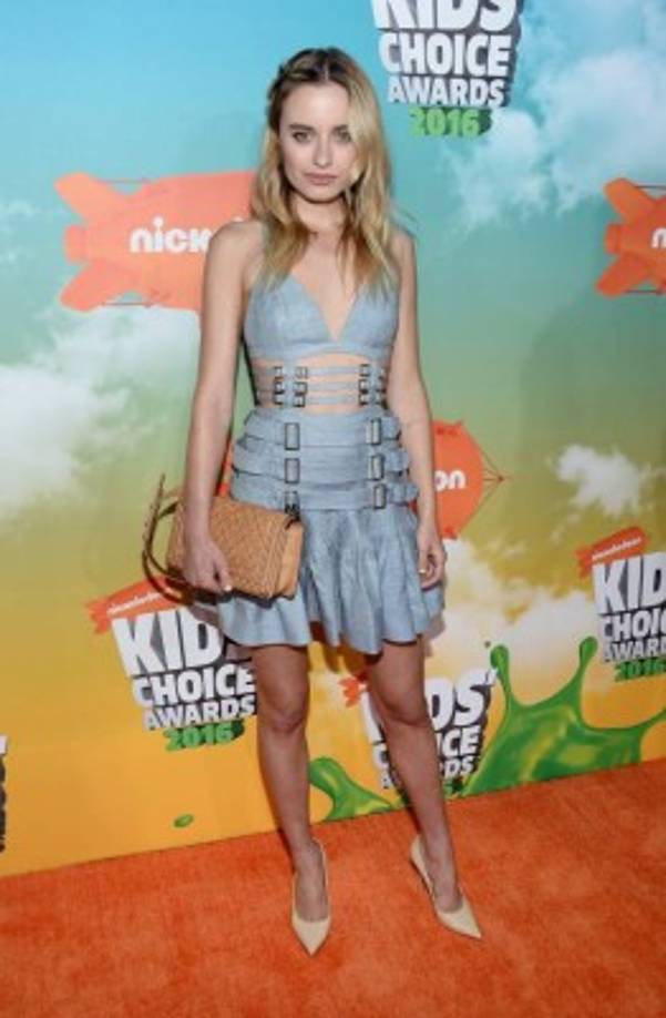 Con un tono de vestido más neutro lució la socialité, Sonya Esman.