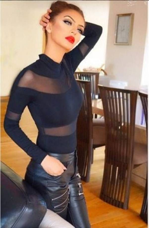 Khan, que actualmente está de vacaciones en Dubai, dijo que se separaba con su esposa estadounidense, Faryal Makhdoom, y sugirió que se había reunido con Joshua.