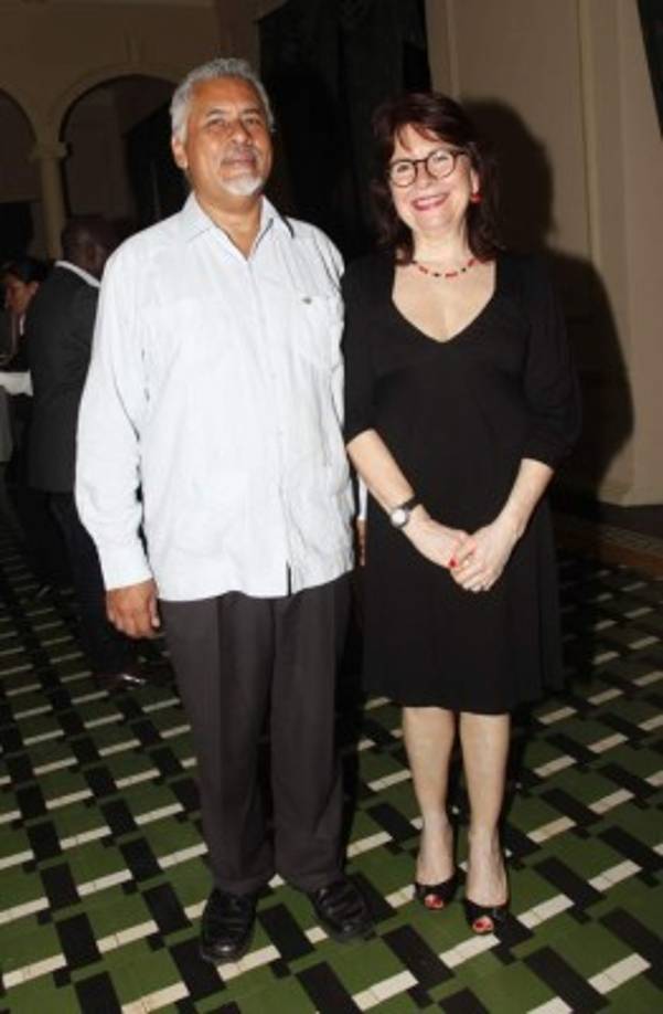 Walter Anaya y Nadine Alvergue.