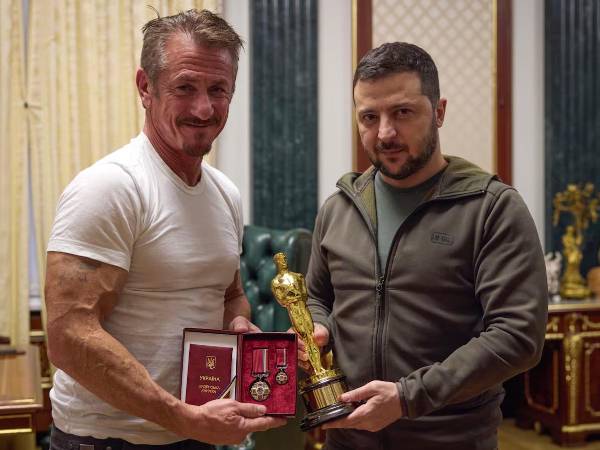 Recuerde. En 2022, Sean Penn le entregó uno de sus premios Oscar al presidente de Ucrania Volodímir Zelenski.