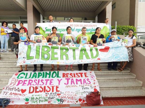 Fotografía de archivo que muestra a varias personas manifestándose por la libertad de los defensores de Guapinol.
