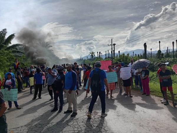 El fracaso en la ejecución del desalojo judicial de la finca Camarones detonó este miércoles las primeras tomas de carretera a la altura de Quebrada de Agua.