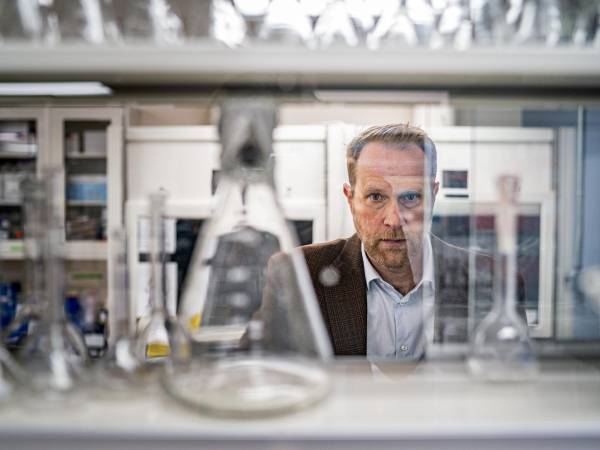 Matthew Campen dirige un laboratorio de la Universidad de Nuevo México que halló microplásticos en cerebros./