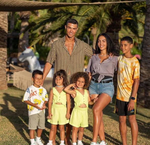 Cristiano Ronaldo junto a Georgina Rodríguez y sus hijos han estado disfrutando de Mallorca de unos días de vacaciones. La pareja irradia mucho amor.