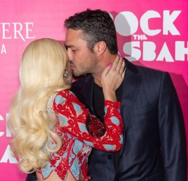 Taylor Kinney se deshizo en besos y mimos para su amada Lady Gaga.