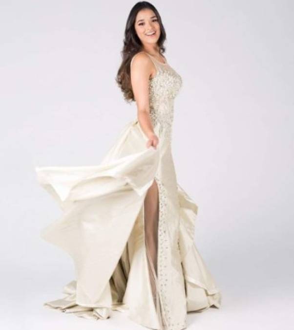 Vestido por Antonio Sarmiento. Cabe mencionar que la miss Honduras ha sido apoyada por otros diseñadores como Jerry Cárcamo, y maquillistas nacionales.