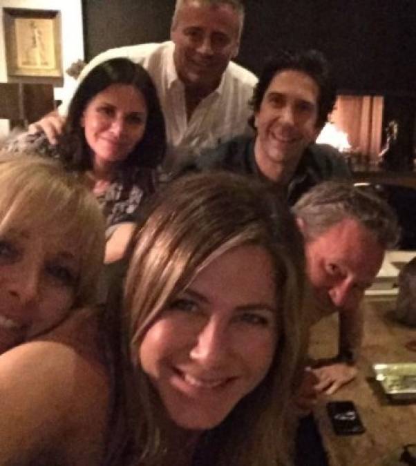 En la red social la actriz, que por un tiempo largo se negó al mundo 2.0, se presentó diciendo “mis amigos me llaman Jen” e inauguró su perfil con una foto junto Matthew Perry, Courteney Cox, Matt LeBlanc, David Schwimmer y Lisa Kudrow, sus ex coprotagonistas en la serie Friends.<br/><br/><br/>