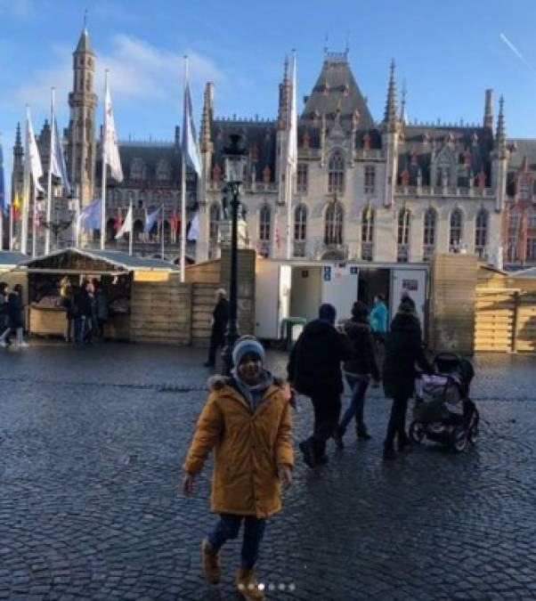 El pequeño Luis Gabriel posa frente a la plaza Burg.