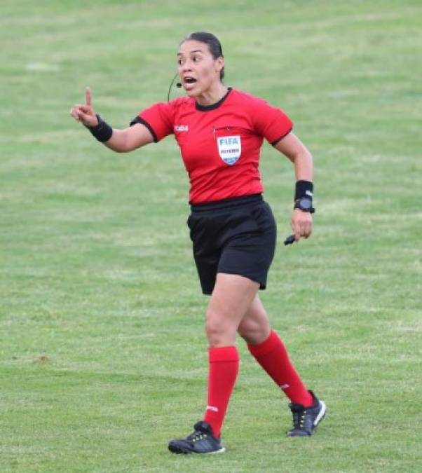 Melissa Paola Borjas Pastrana es el nombre completo de la chica que se convirtió la tarde del domingo en la primera mujer árbitro en pitar una final en el fútbol hondureño. La chica cuenta con 32 años de edad.