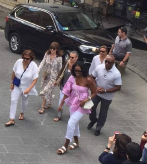 Michelle acaparó la atención al pasear por las calles de la Toscana con un atuendo rosa y blanco que dejaba uno de sus hombres al descubierto. La exprimera dama estuvo custodiada en todo momento por varios agentes del Servicio Secreto.