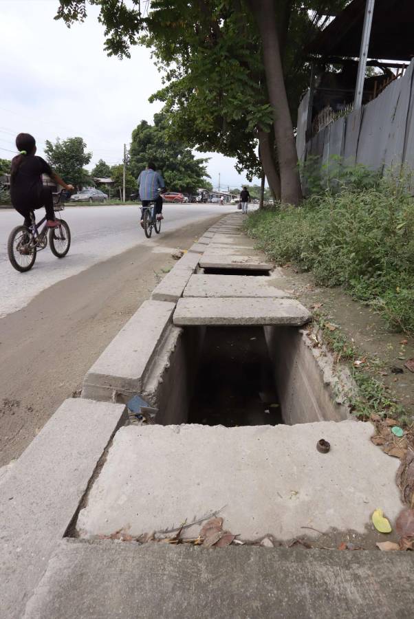 Peligro en la 27 calle por falta de tapaderas en canal de aguas lluvias