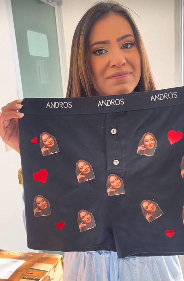 Hoy, ella “marca territorio” le obsequiará una prenda íntima con el rostro de ella, adornado de pequeños corazones