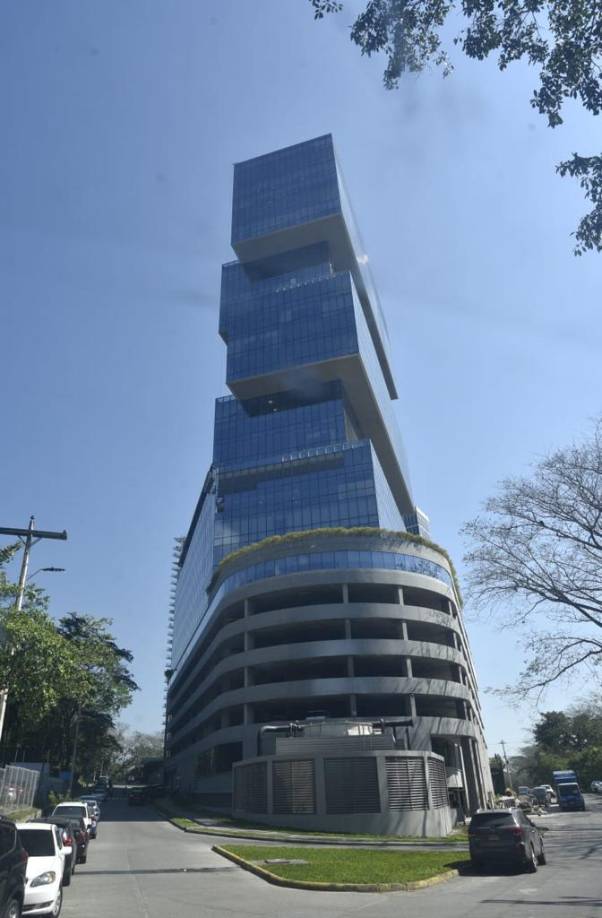 El centro de negocios ubicado en la zona de rancho El Coco es un edificio de oficinas y comercial de 31 niveles con más de 50 mil metros cuadrados. Cuenta con 22 niveles de oficinas corporativas y ocho niveles de estacionamiento.