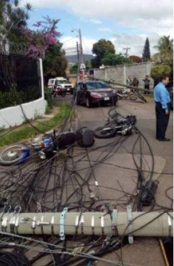 Miguel Aguilar, presidente del Sindicato de Trabajadores de la Enee, declaró a LA PRENSA que la persona que se “lleva” un poste de energía eléctrica no se imagina lo caro que le saldrá la imprudencia, ya que la estatal cobra el poste, la mano de obra por reparación, un porcentaje por la energía que se dejó de consumir durante el tiempo que estuvo el daño.