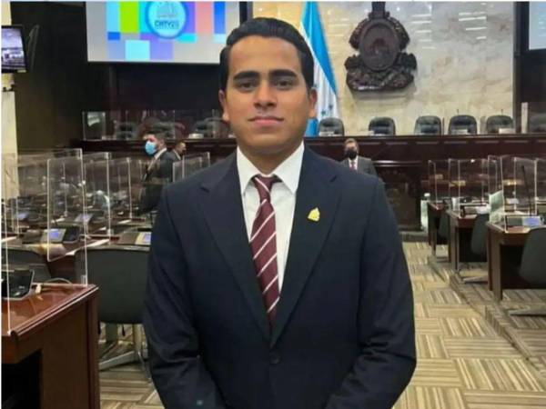 Fotografía a diputado suplente, Josué Colindres en el hemiciclo legislativo.