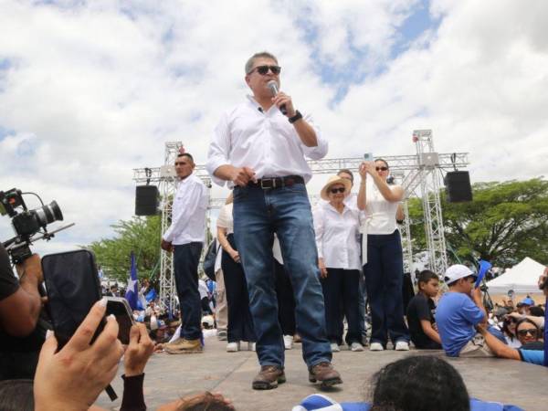 El expresidente Juan Orlando Hernández durante la comparecencia pública este domingo 26 de julio de 2026.