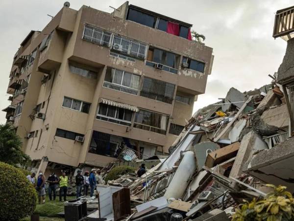 Rescatistas participan en labores de búsqueda en un edificio afectado por un terremoto, este sábado en La Guaira (Venezuela).