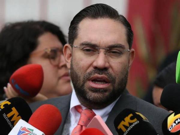 Fotografía a Jorge Cálix en medio de una conferencia de prensa.