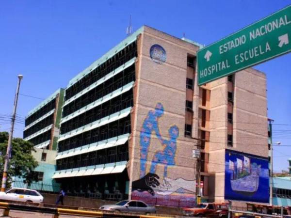 Fachada del principal centro asistencial público del país en 2016.
