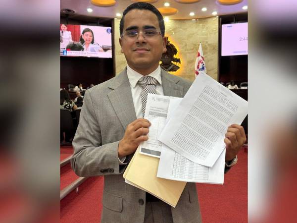 Josué Colindres, diputado suplente de la bancada del Partido Liberal, durante una sesión legislativa.