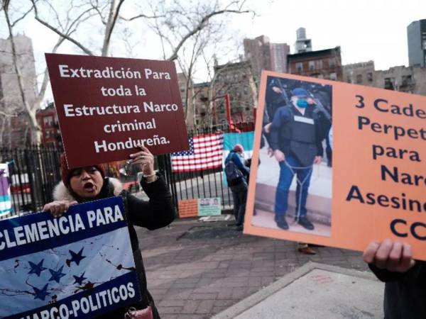 Decenas de hondureños con pancartas para protestar afuera de la Corte del Distrito Sur de Nueva York el 12 de febrero de 2024.
