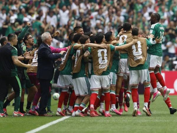 Julián Quiñones de México celebra un gol durante un partido del grupo A del Mundial de la FIFA 2026 entre México y Sudáfrica.