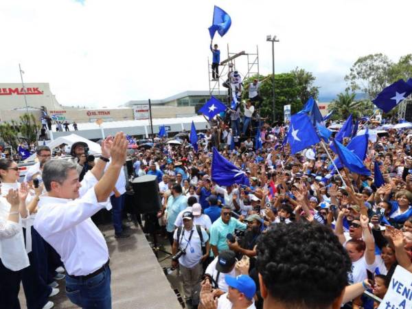 Personas reunidas mientras el expresidente Juan Orlando Hernández da un discurso en Tegucigalpa el 26 de julio de 2026.