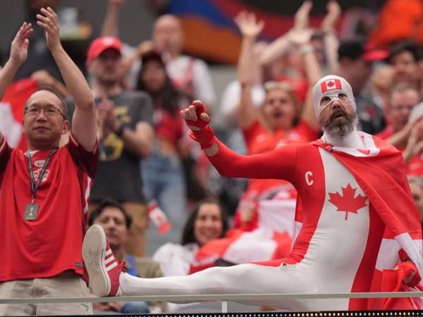 Los aficionados de Canadá animan antes del partido de octavos de final de la Copa Mundial de la FIFA 2026.