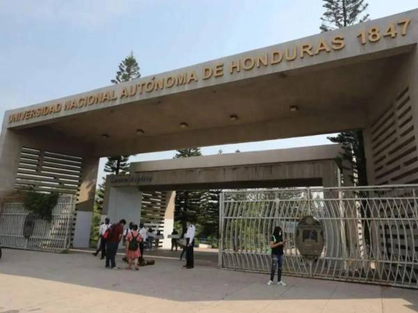 Portón principal peatonal de la Universidad Nacional Autónoma de Honduras (UNAH), en Tegucigalpa.