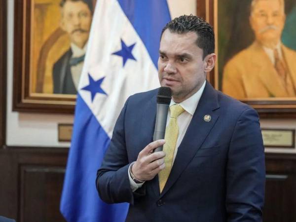 Tomás Zambrano, presidente del Congreso Nacional, durante una reunión de jefes de bancadas.