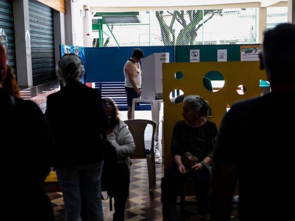 Imagen de personas llegando a un puesto de votación este domingo, durante las elecciones presidenciales, legislativas y regionales en Brasil