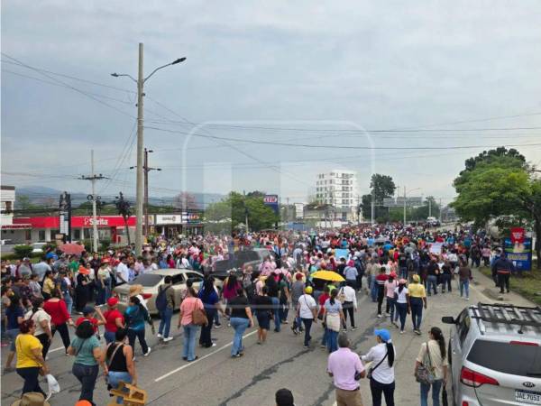 Maestros protestan en San Pedro Sula y exigen pago de reajuste salarial el 2 de junio de 2026.