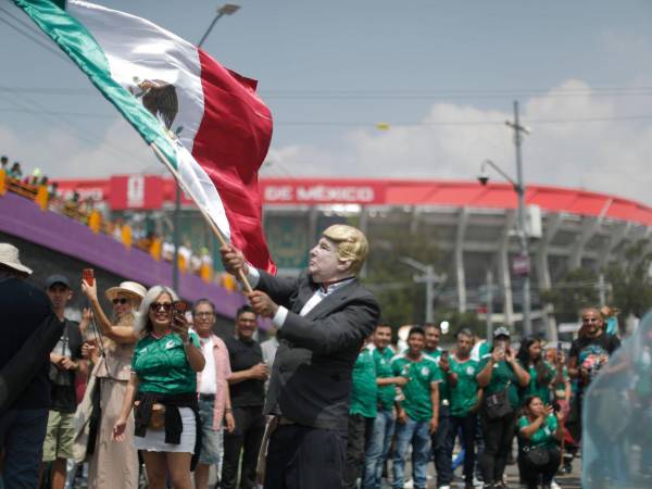Imagen de un aficionado agita una bandera de México previo a la inauguración del Mundial de la FIFA 2026 en el estadio de la Ciudad de México.