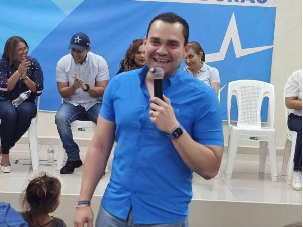Fotografía a Tomas Zambrano en una concentración de las bases del Partido Nacional.