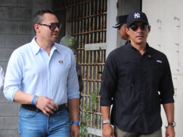 El presidente del Congreso Nacional, Tomás Zambrano, junto al diputado Kilvett Bertrand.
