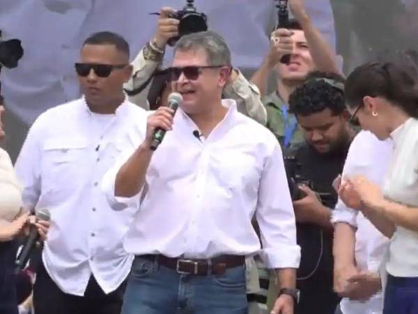 El expresidente Juan Orlando Hernández ofreció un discurso durante el acto de bienvenida realizado en la Finca Rocío el 26 de julio de 2026.