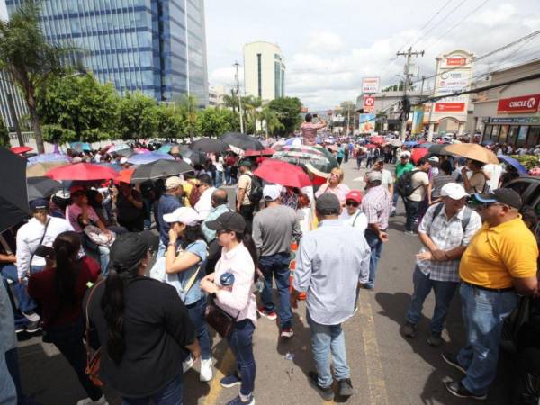 Fotografía de paro de maestros en protesta por incumplimiento al aumento salarial prometido en abril de 2026.